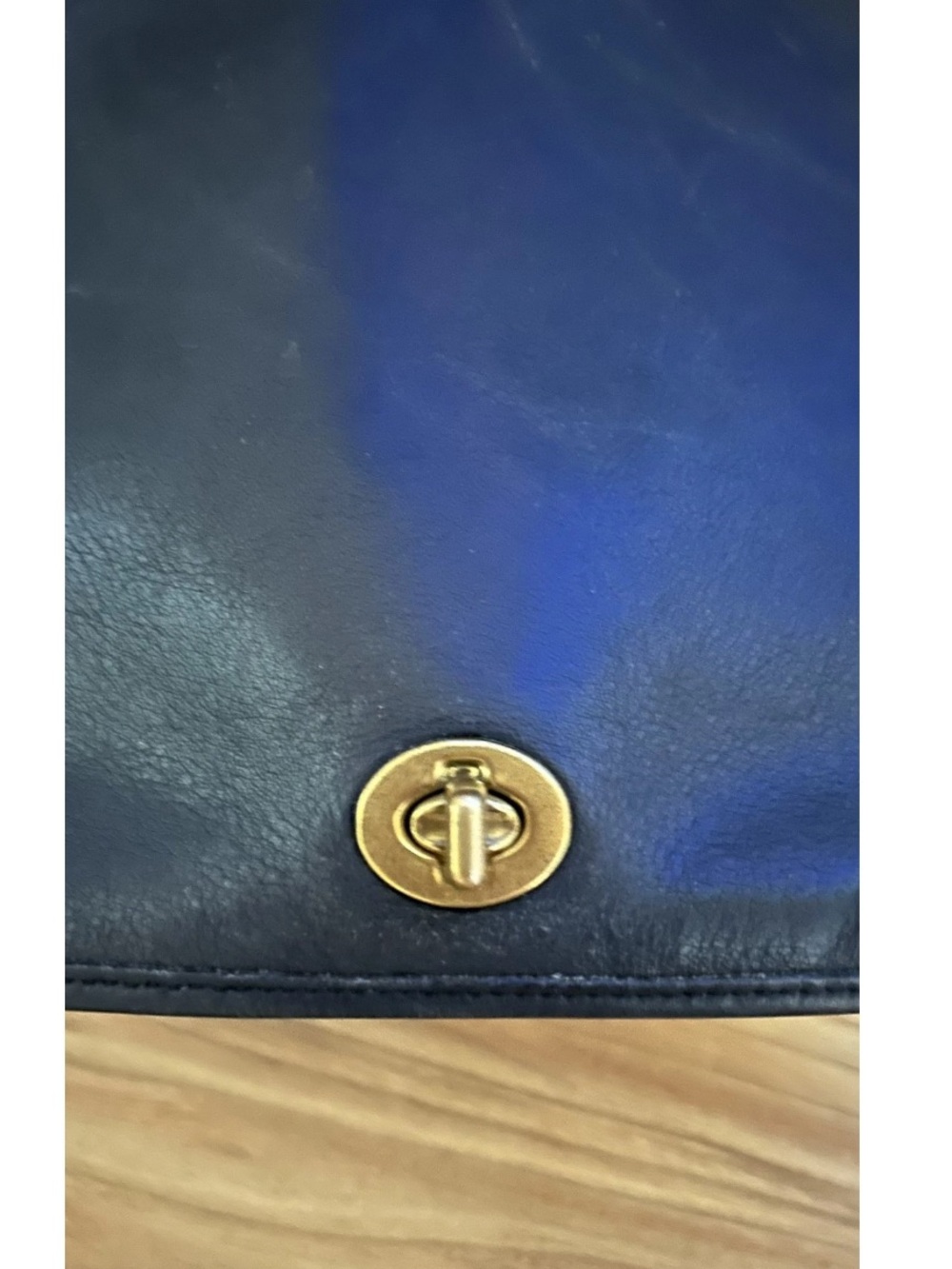 Classic Black Leather Crossbody Bag with Gold Turnlock vintage - Picture 3 of 5